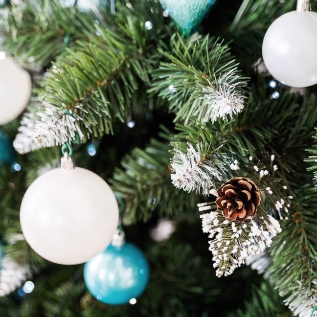 Umelý vianočný stromček Premium Royal Trees - 150 cm - zasnežená diamantová borovica so šiškami