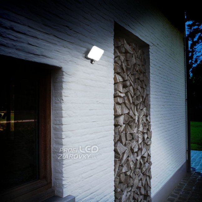 LED reflektor 50W 4750lm 5000K studený so senzorom pohybu a súmraku čierny s mliečnym tienidlom Videx